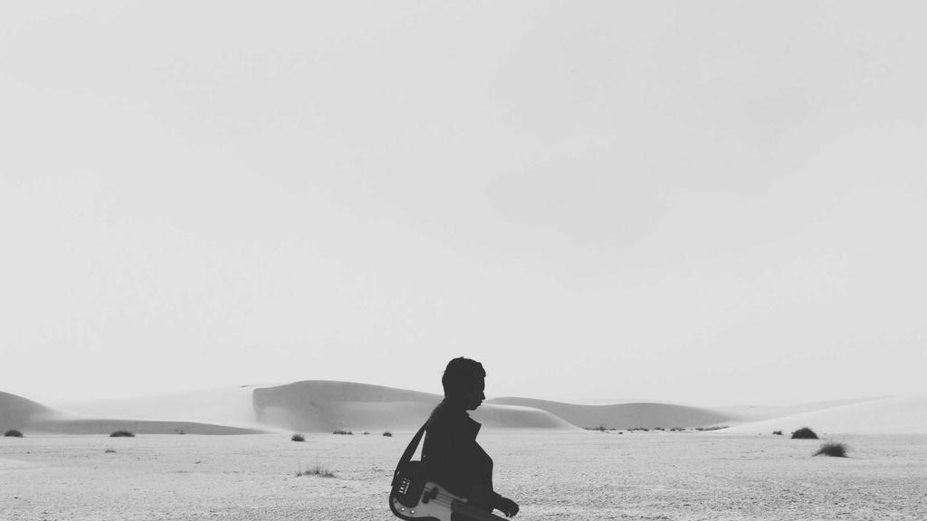 首尔SK海力士总部LED屏显示股价暴跌曲线,行人驻足围观