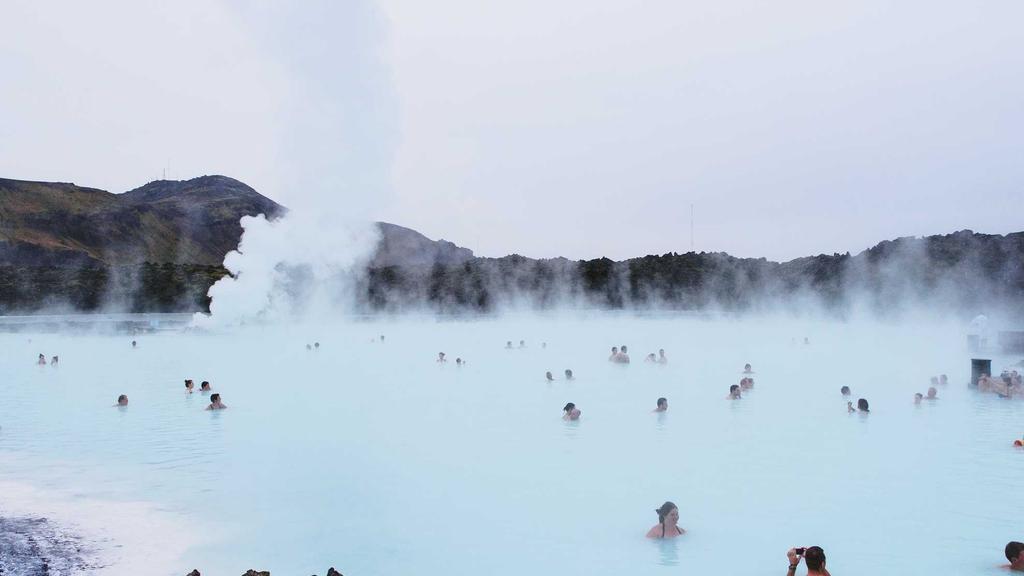 一对夫妻在装修的房子里讨论预算,旁边有公积金提取表格