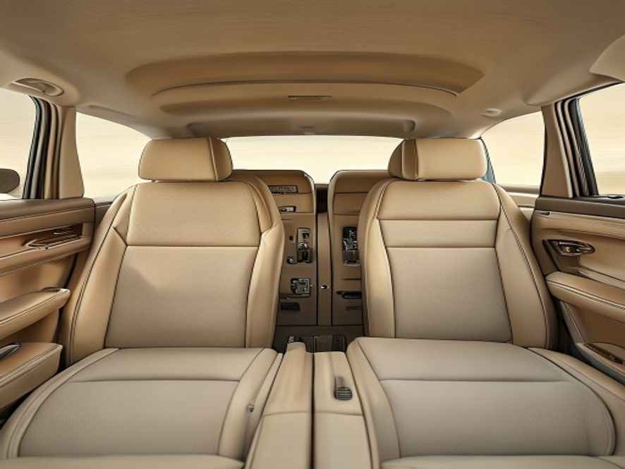 传统汽车后排固定座椅布局,联排沙发加杯架